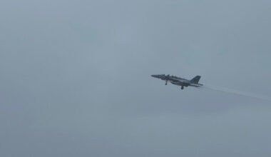 Pilot american de F-16, decorat după o misiune imposibilă! 15 minute sub ploaia de rachete Houthi și o evadare la limită