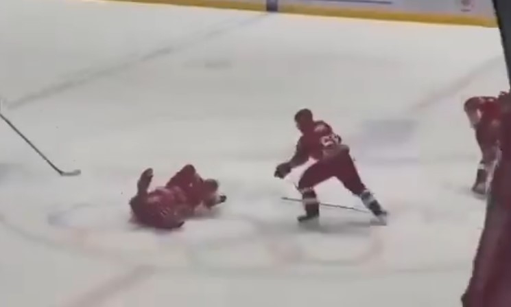 Imagini spectaculoase cu căzătura celui mai longeviv dictator din Europa, la un meci de hochei. S-a ridicat doar cu sprijinul jucătorului care l-a lovit VIDEO