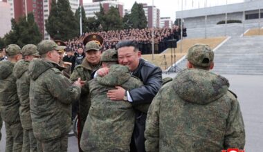 soldați nord-coreeni au curățat câmpuri de mine pentru Rusia. Kim Jong-un a îmbrățișat militari rămași invalizi