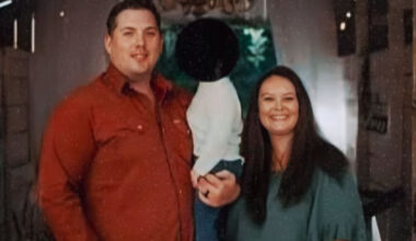 Copil găsit plin de sânge lângă părinții săi morți. „Încerca să se joace cu ei și nu înțelegea de ce nu se trezesc”