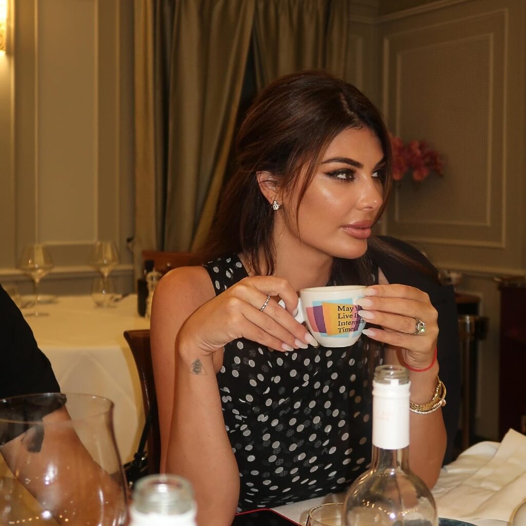 Fosta soție a lui Dragoș Săvulescu încearcă să explice fotografia ei controversată cu Donald Trump, de la concursul Miss Univers: ''Totul a fost profesional''