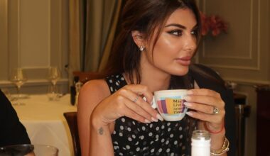 Fosta soție a lui Dragoș Săvulescu încearcă să explice fotografia ei controversată cu Donald Trump, de la concursul Miss Univers: ''Totul a fost profesional''