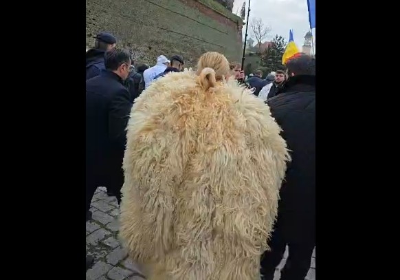 Apariție inedită a liderei SOS la Alba Iulia. Cum s-a îmbrăcat Diana Șoșoacă de Ziua Națională VIDEO