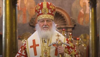 Șeful Bisericii Ortodoxe ruse are o amantă, potrivit publicației ruse Proekt. Patriarhul Kirill înregistrează multe dintre bunurile sale pe numele ei