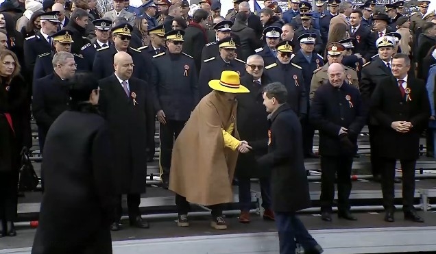 Cine este femeia care a spart tiparele de Ziua Națională. S-a aflat în primul rând și a atras atenția tuturor participanților