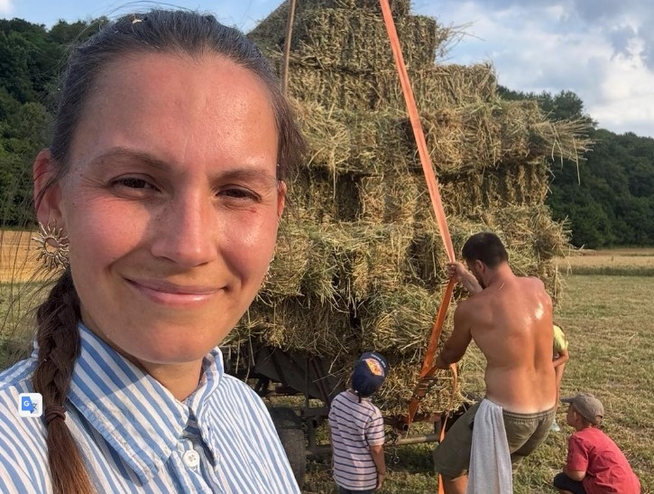 Familia de români care a decis să părăsească Anglia pentru un sat din România. Cresc animale și cultivă pământul