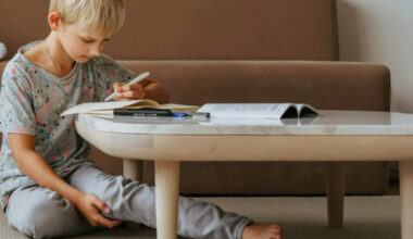 Povestea băiatului care s-a apucat de vândut cărți ca să-i cumpere un cadou de Crăciun surorii sale mai mici. „Adevărata semnificație a Crăciunului” FOTO