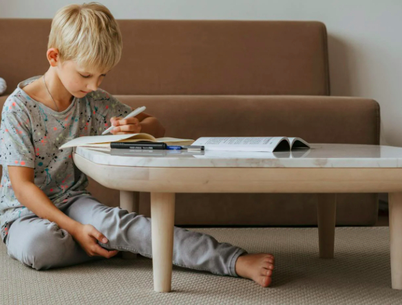 Povestea băiatului care s-a apucat de vândut cărți ca să-i cumpere un cadou de Crăciun surorii sale mai mici. „Adevărata semnificație a Crăciunului” FOTO