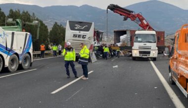 Șapte morți și 11 răniți într-un grav accident rutier, pe o autostradă din Turcia. Autocarul în care se aflau victimele s-a izbit puternic de un camion staționat VIDEO/FOTO