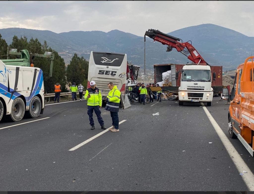 Șapte morți și 11 răniți într-un grav accident rutier, pe o autostradă din Turcia. Autocarul în care se aflau victimele s-a izbit puternic de un camion staționat VIDEO/FOTO