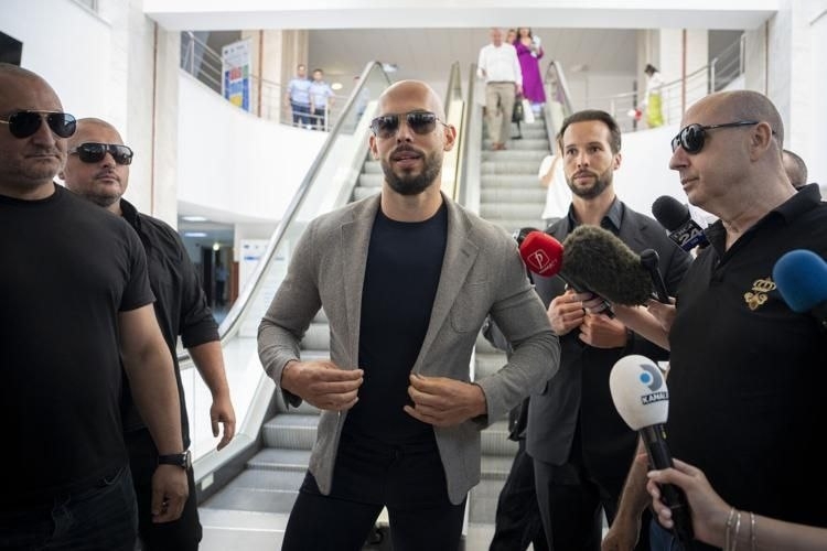 Presiuni la premierul britanic pentru a obține extrădarea lui Andrew Tate. Keir Starmer ar putea să folosească o vizită în Dubai