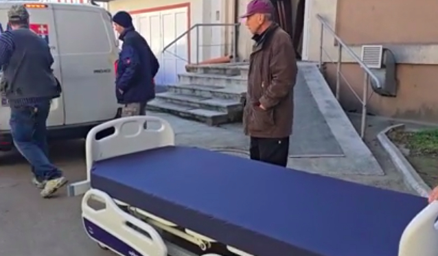 Un spital din România a cumpărat 600 de paturi noi, dar nu încap pe ușile saloanelor. Soluția găsită de conducere