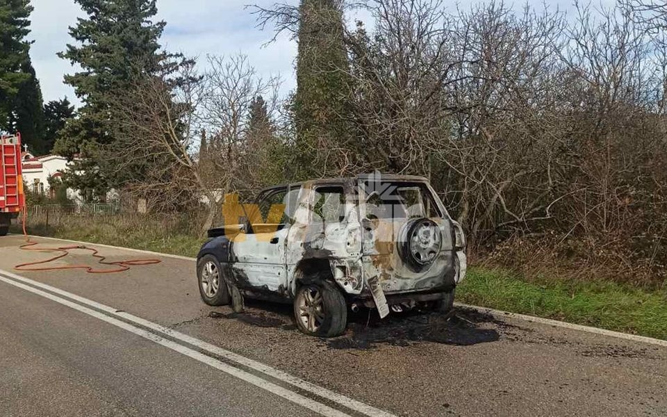 Un bărbat care fugea din casa în flăcări a murit după ce i-a luat foc mașina