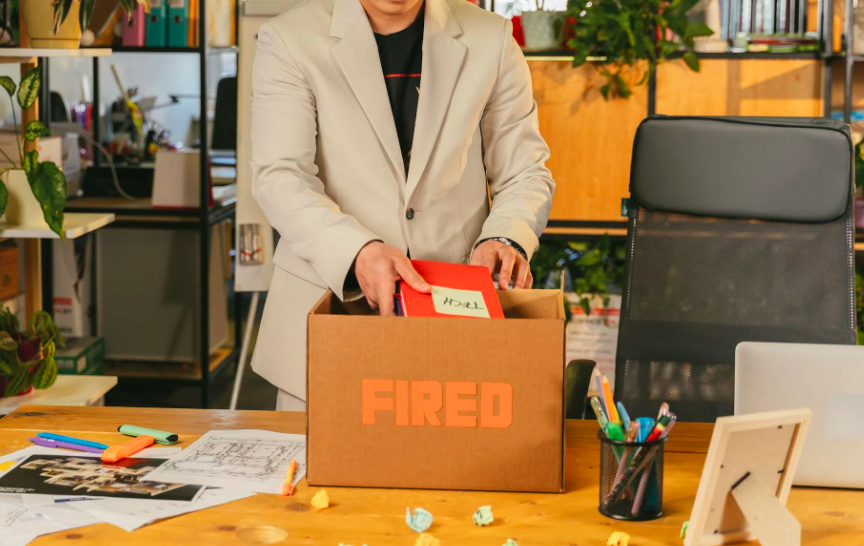 Un bărbat care a fost dat afară când era în concediu a primit despăgubiri de 50.000 de euro. Ce urmărea angajatorul