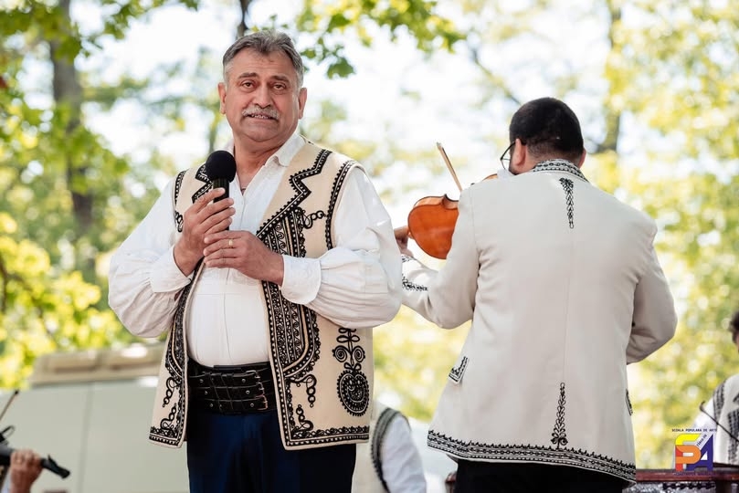 Tragedie în lumea folclorului românesc. Un cunoscut rapsod a murit în prima zi de Crăciun după ce a fost la colindat în Ajun