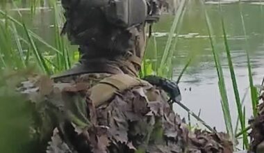 Soldați ruși trimiși pe front fără căști și armură, în condiții precare. Unele unități sunt tratate drept „consumabile”. Comandanții ruși, dați de gol de britanici