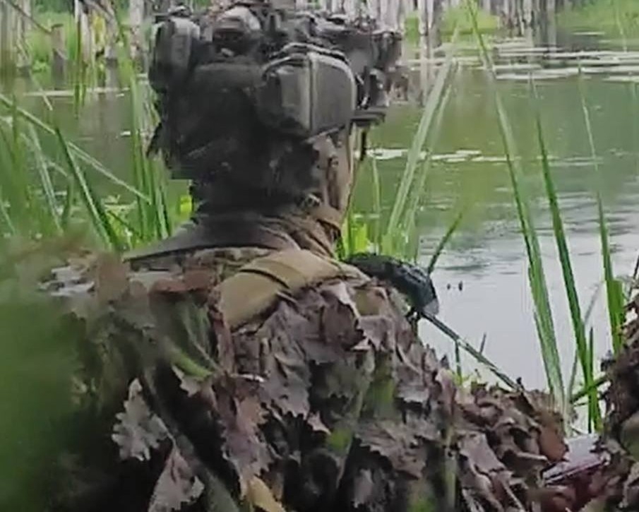 Soldați ruși trimiși pe front fără căști și armură, în condiții precare. Unele unități sunt tratate drept „consumabile”. Comandanții ruși, dați de gol de britanici