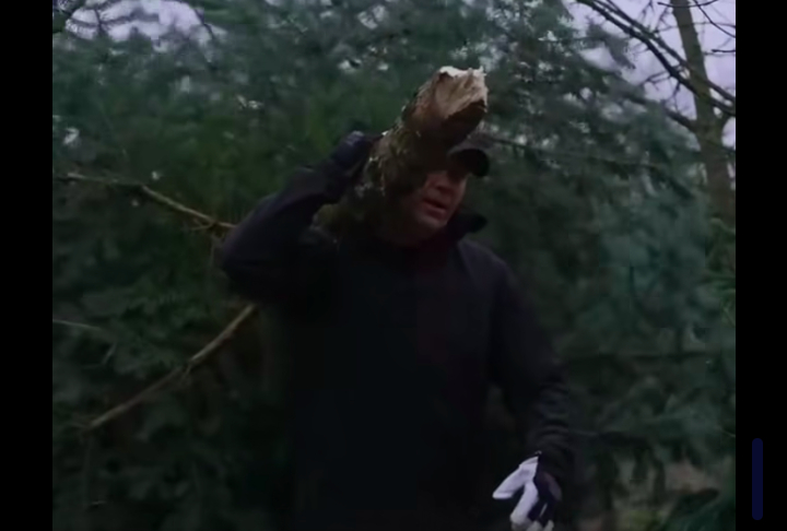 Președintele conservator al Poloniei se dă „macho”, ca Putin. A tăiat și a cărat singur bradul pus în reședința prezidențială VIDEO