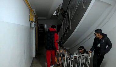 Incident scandalos de Sărbători într-un bloc din Constanța. Mai mulți tineri s-au transformat din colindători în vandali. "Aveți grijă cui dați drumul în blocuri!" VIDEO