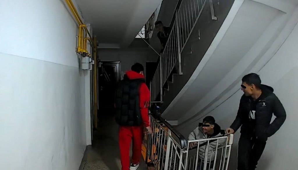 Incident scandalos de Sărbători într-un bloc din Constanța. Mai mulți tineri s-au transformat din colindători în vandali. "Aveți grijă cui dați drumul în blocuri!" VIDEO