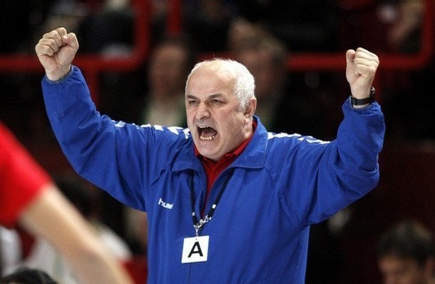 „Le-a luat mâncarea din față, le învinețește! Fetele trăiesc în teroare”