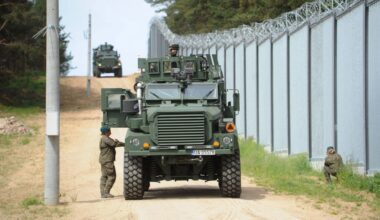 Zeci de migranți au trecut ilegal din Belarus în Polonia, printr-un tunel. În ce loc surprinzător era ieșirea FOTO