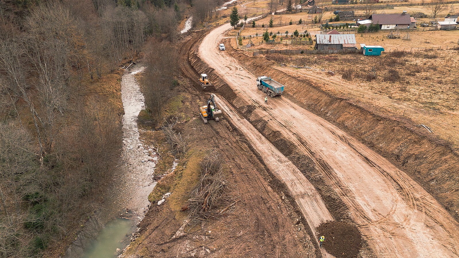 FOTO Noi imagini cu drumul ce va fi alternativa la aglomerația de pe DN1 Valea Prahovei. Drumul pe Valea Doftanei, modernizat de Construcții Erbașu