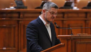 Opoziţia pregăteşte o moţiune de cenzură împotriva Guvernului Bolojan, intitulată ”România Nu Este de Vânzare - Un Guvern fără USR” / Iniţiatorii spun că au 119 semnături / Moţiunea de cenzură va fi depusă vineri