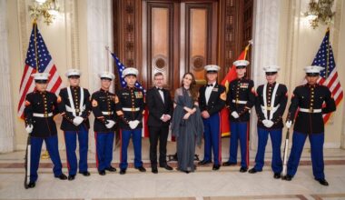 Ministra de Externe Oana Țoiu, „flancată” de opt pușcași marini și de Dickerson, însărcinatul cu afaceri militare al SUA în România. În ce context a fost făcută poza