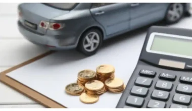 Lovitură grea pentru șoferii cu mașini vechi: Impozitele ar urma să fie majorate drastic de la 1 ianuarie 2026. Ce pregătește Guvernul