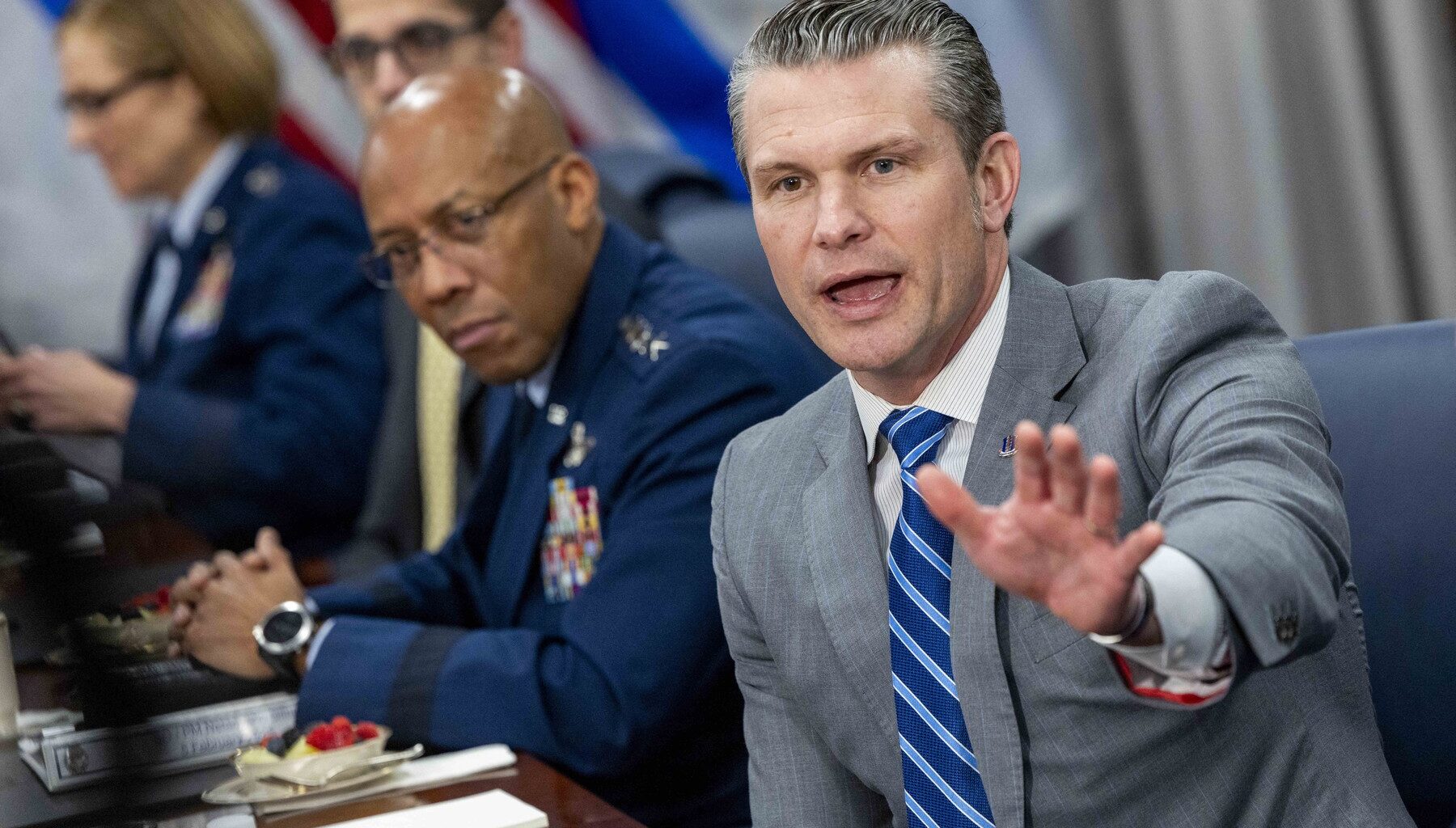 Trump afirmă că Hegseth i-a spus că nu a ordonat uciderea echipajului bărcii