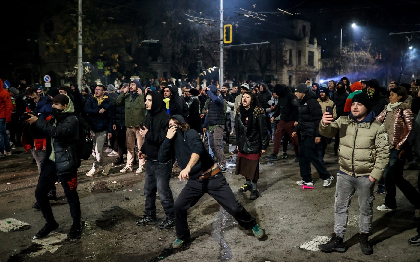 Proteste masive în Bulgaria, cu zeci de mii de studenți pe străzi