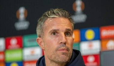 Ce îi place lui Van Persie la FCSB. Antrenorul lui Feyenoord a descris jocul rivalilor. Și-a amintit de cariera de fotbalist: „Am debutat cu România”