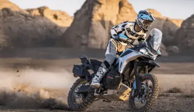 motocicleta adventure de dimensiuni mari prin teren accidentat