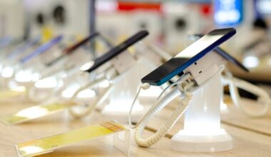 Smartphone-uri afișate în magazin