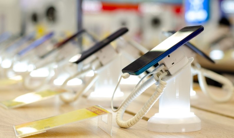 Smartphone-uri afișate în magazin