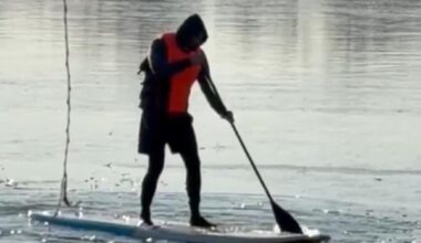 Scene incredibile pe lacul Herăstrău, în ajun de Anul Nou. Un bărbat vâslește pe o placă la minus cinci grade