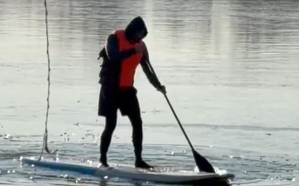 Scene incredibile pe lacul Herăstrău, în ajun de Anul Nou. Un bărbat vâslește pe o placă la minus cinci grade