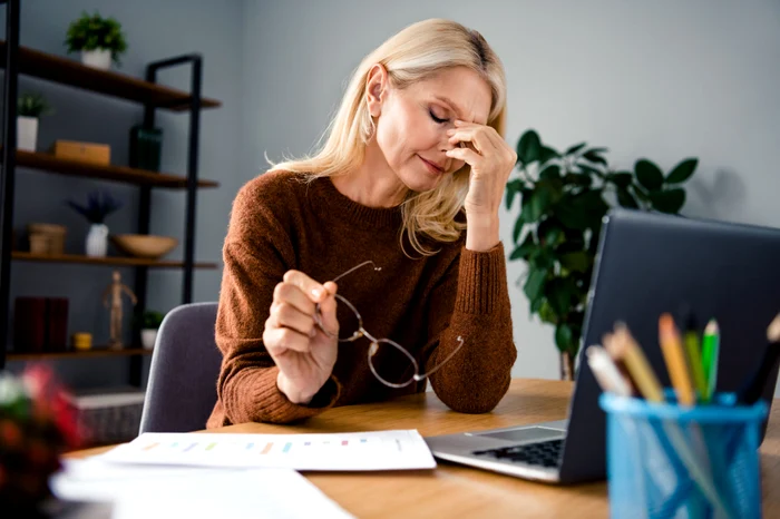 Două bătrânele își calculează vechimea în muncă