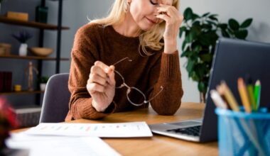 Femeile ies mai târziu la pensie din 2026. Legea aduce și noi beneficii pentru vechime mare