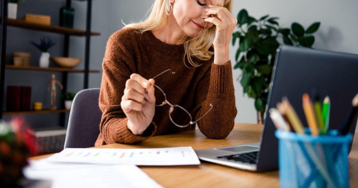 Femeile ies mai târziu la pensie din 2026. Legea aduce și noi beneficii pentru vechime mare