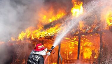 Incident șocant la un priveghi în Bicaz-Neamț. Casa a luat foc, iar rudele mortului s-au salvat după ce au spart geamurile