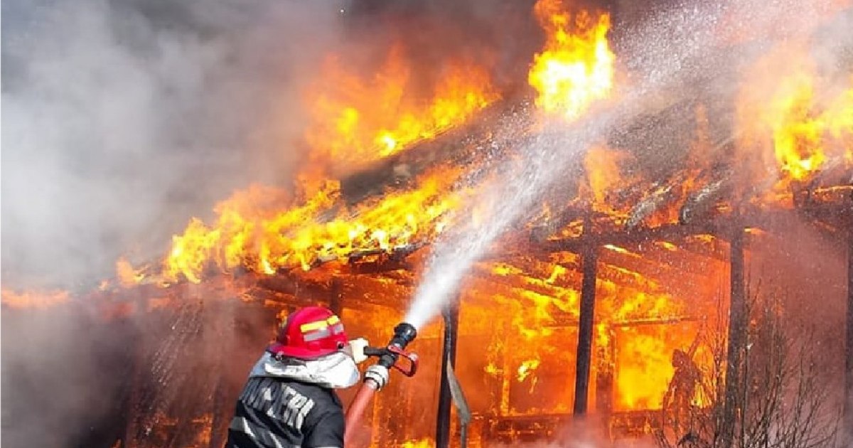 Incident șocant la un priveghi în Bicaz-Neamț. Casa a luat foc, iar rudele mortului s-au salvat după ce au spart geamurile