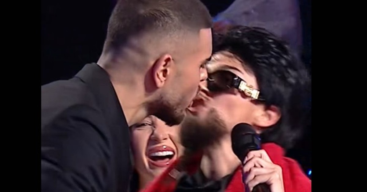 Theo Rose, gest exploziv pe scenă: i-a pupat pe gură pe Horia Brenciu, Jorge și Andrei Bănuță. „Am încredere în igiena lor orală”