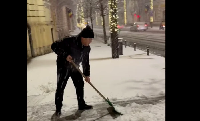 Emil Boc curăță zăpada FOTO: captura video