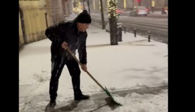 Boc a pus mâna pe lopată și a curățat zăpada din faţa Primăriei Cluj-Napoca: „Haideţi să ne curăţăm trotuarele!”