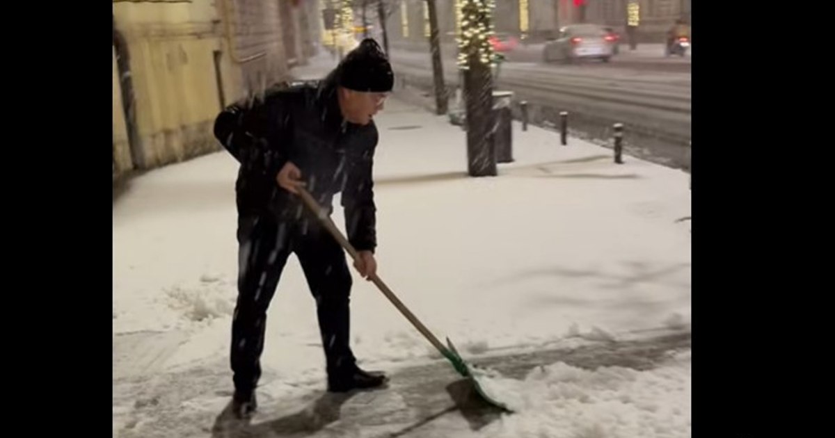 Boc a pus mâna pe lopată și a curățat zăpada din faţa Primăriei Cluj-Napoca: „Haideţi să ne curăţăm trotuarele!”