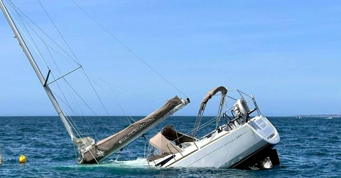 Iaht scufundat de balene FOTO: Imagine cu scop ilustrativ