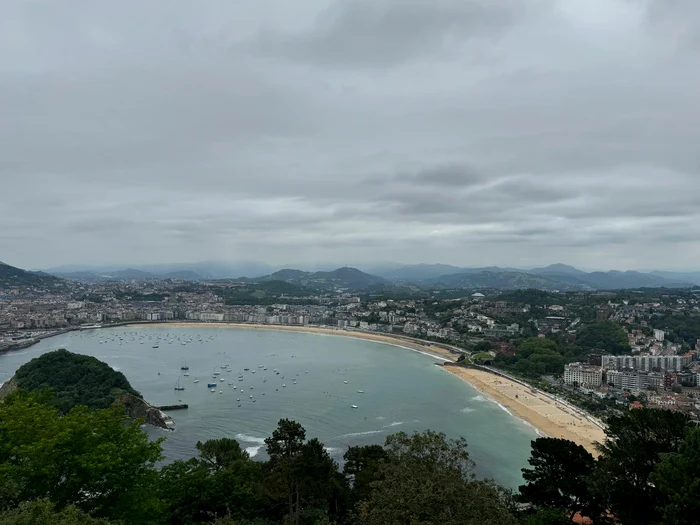 Vedere de pe Monte Igueldo cu plajele La Concha (stânga) și Ondarreta (dreapta)