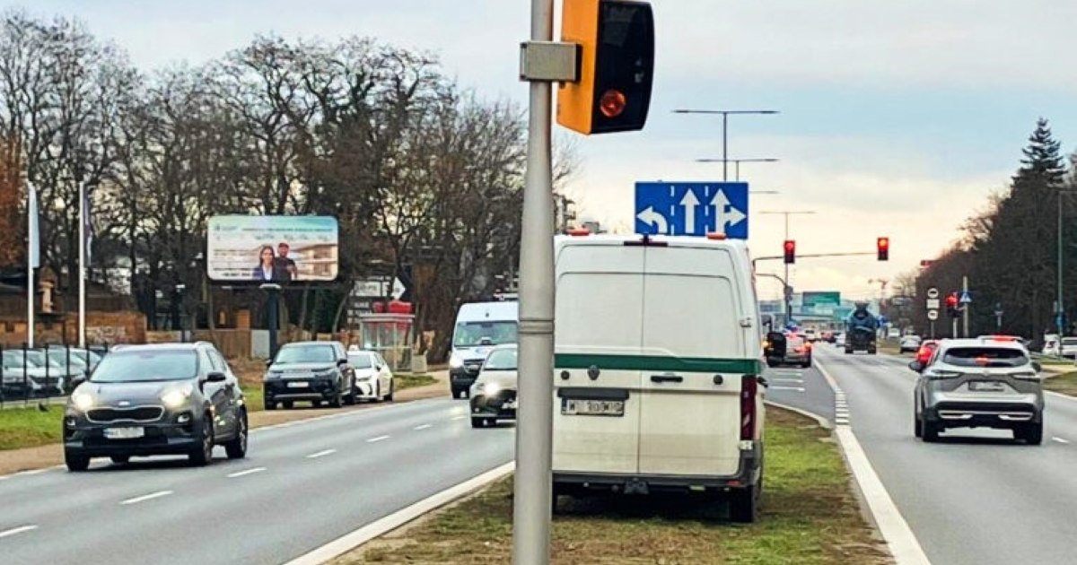 Şoferi în război cu un radar care dă 8.000 de amenzi pe lună. Aparatul a fost vandalizat pentru a treia oară